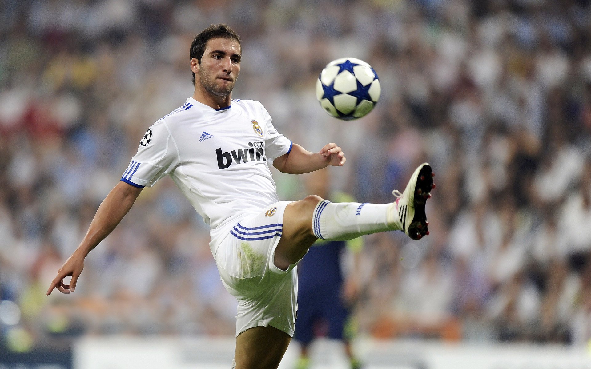 厄德高点燃赛场,当日本足球的精密齿轮,遇见洪都拉斯的野性火焰